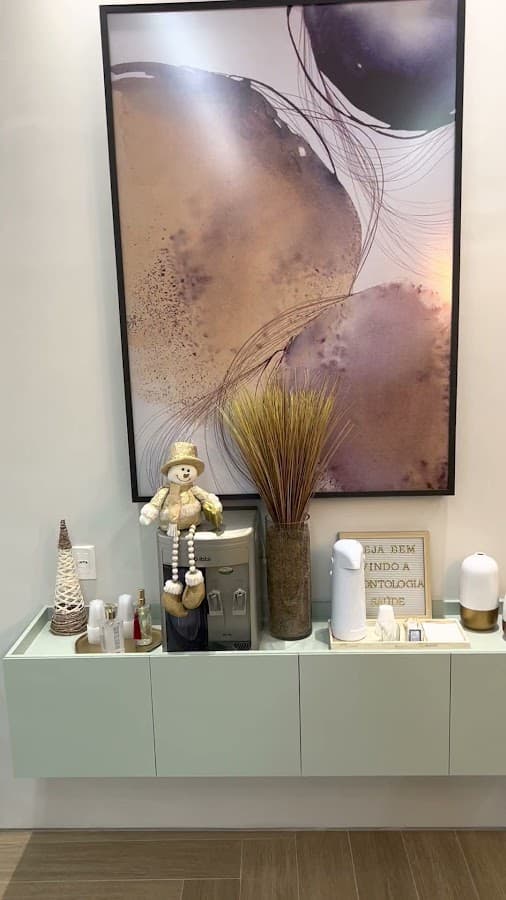 Recepção da clínica odontológica com decoração.