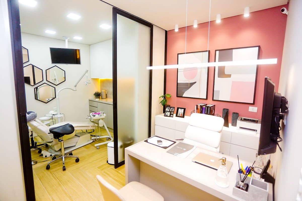 Paciente sorrindo após tratamento odontológico