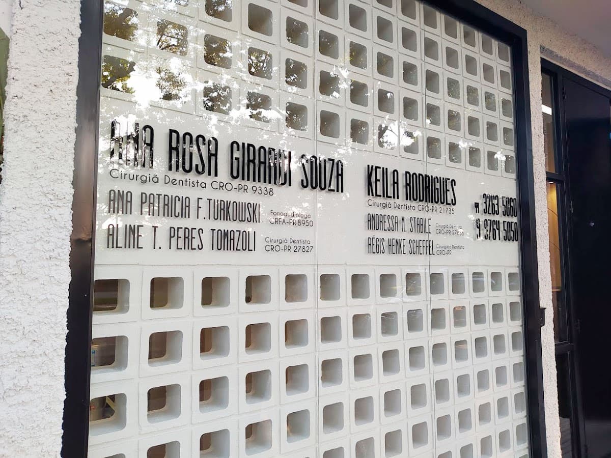 Dentista em ação durante um tratamento