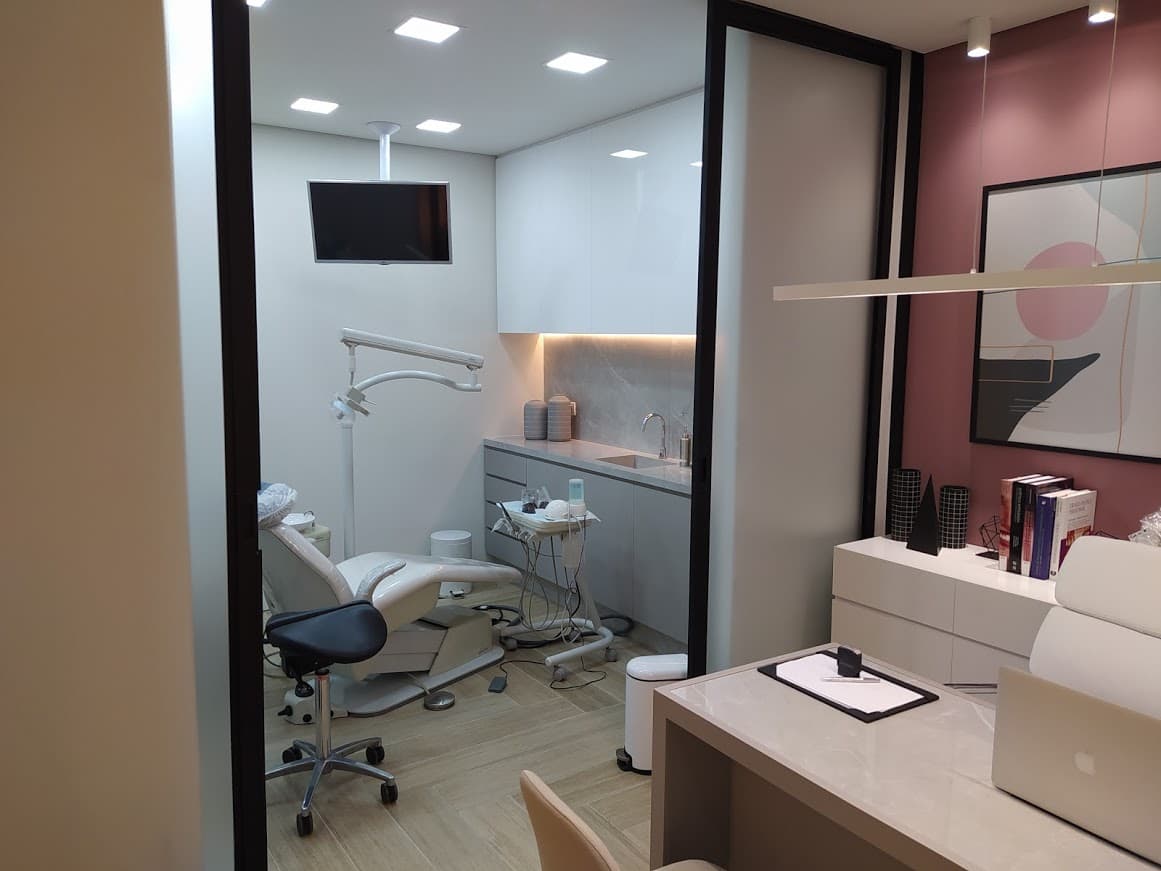 Consultório com equipamento moderno e ambiente bem iluminado.